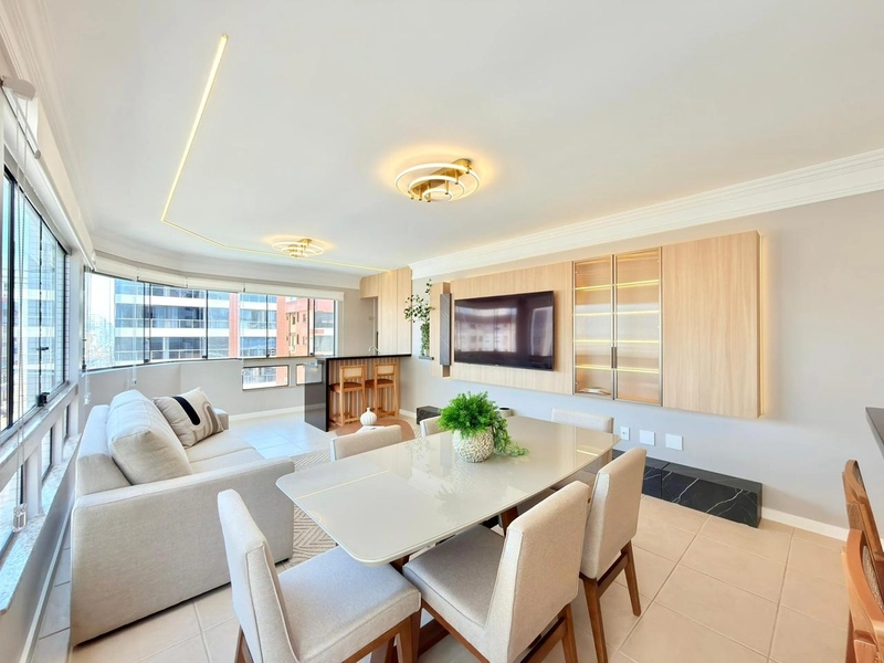 Vista cinematográfica para o mar no centro