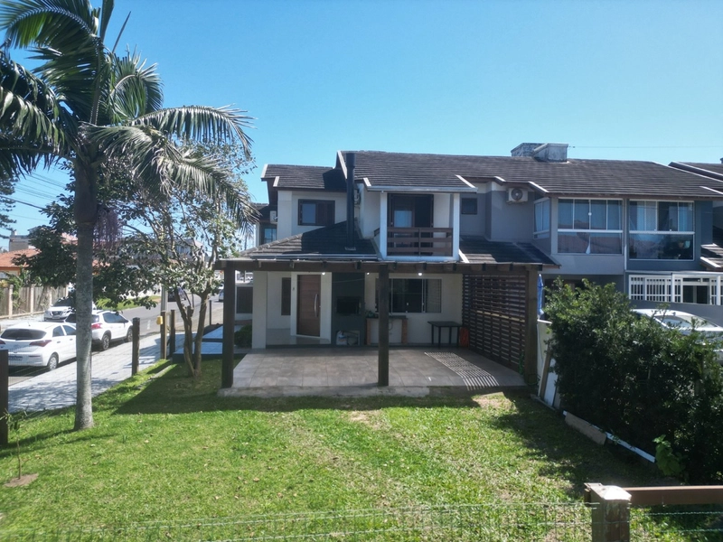 Excelente Sobrado de Esquina a poucos metros da beira mar