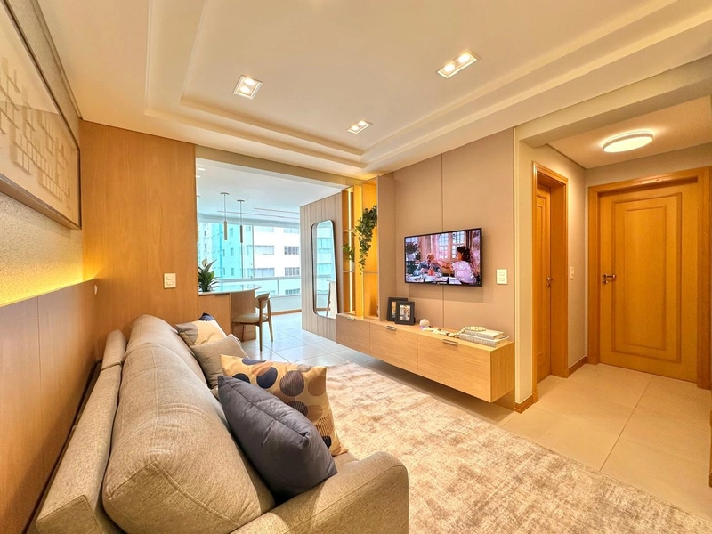 SACADA ENVIDRAÇADA AMPLA, MOBILIADO E DECORADO: 2ª foto da galeria de imagens do imóvel