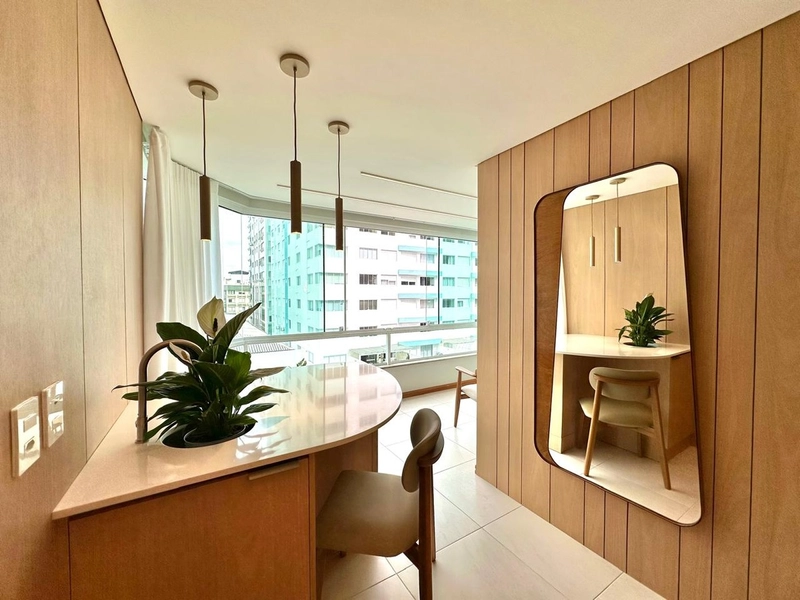 SACADA ENVIDRAÇADA AMPLA, MOBILIADO E DECORADO