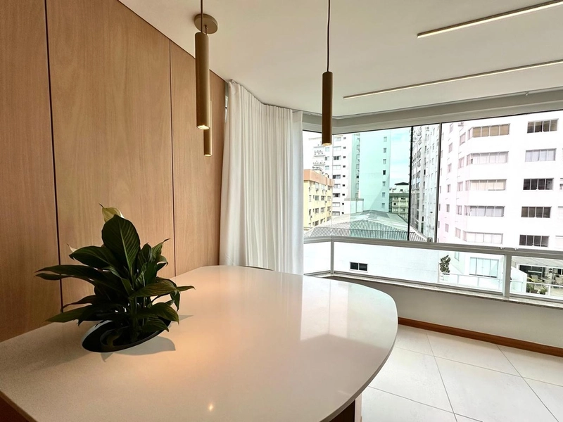 SACADA ENVIDRAÇADA AMPLA, MOBILIADO E DECORADO: 3ª foto da galeria de imagens do imóvel