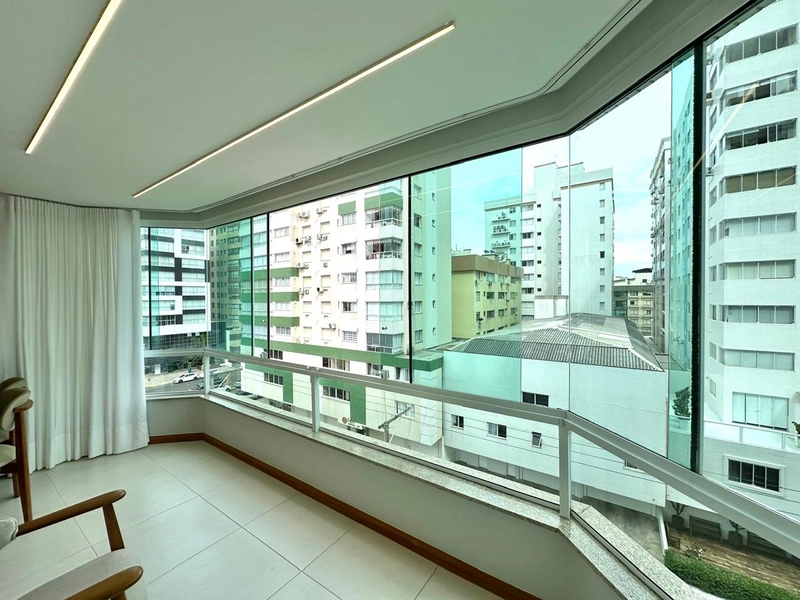 SACADA ENVIDRAÇADA AMPLA, MOBILIADO E DECORADO: 6ª foto da galeria de imagens do imóvel