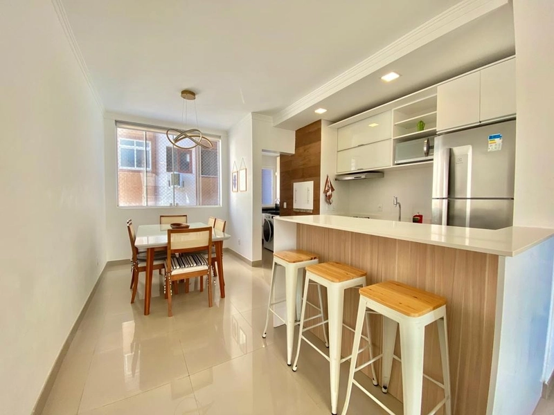 APARTAMENTO ALTO PADRÃO A UMA QUADRA DO MAR: 3ª foto da galeria de imagens do imóvel