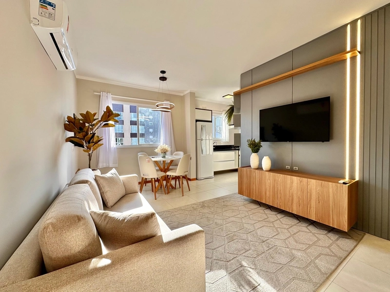 Apartamento de 2 dormitórios finamente mobiliado: 1ª foto da galeria de imagens do imóvel