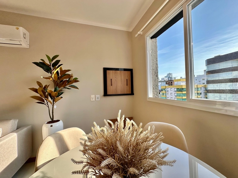 Apartamento de 2 dormitórios finamente mobiliado: 3ª foto da galeria de imagens do imóvel