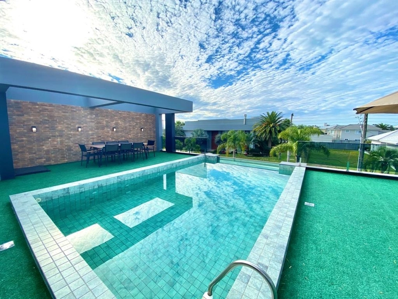 Mansão de esquina, piscina com parede de vidro: 28ª foto da galeria de imagens do imóvel