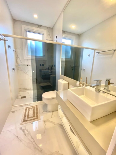 Mansão de esquina, piscina com parede de vidro: 17ª foto da galeria de imagens do imóvel