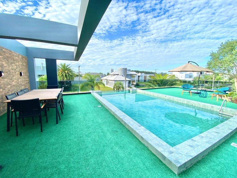 Mansão de esquina, piscina com parede de vidro: 27ª foto da galeria de imagens do imóvel