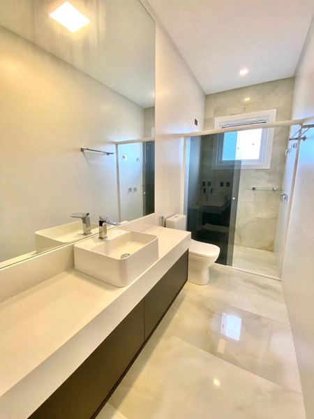 Mansão de esquina, piscina com parede de vidro: 23ª foto da galeria de imagens do imóvel