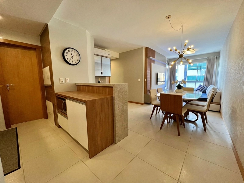 APARTAMENTO DE FRENTE, MOBILIADO E DECORADO! SACADA DE FRENTE!: 2ª foto da galeria de imagens do imóvel