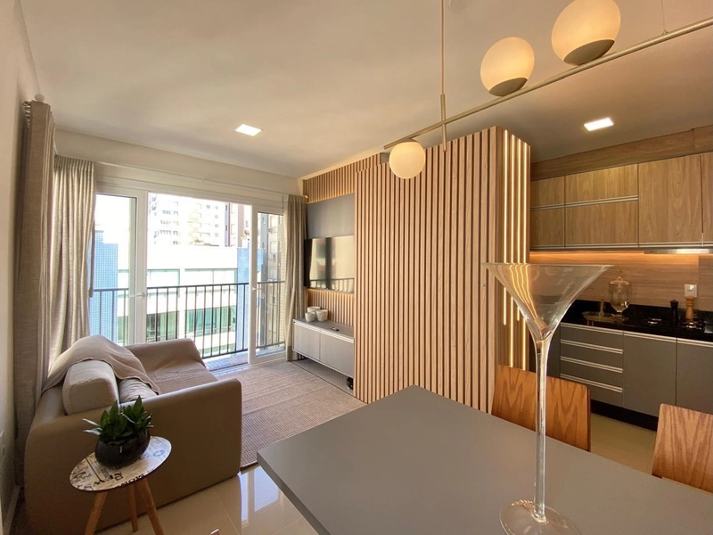 NAVEGANTES, DE FRENTE COM VISTA, FINAMENTE MOBILIADO E DECORADO!