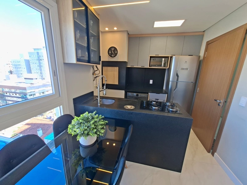 LUXO DE 1 DORM. MOBILIADO, PRÉDIO COM ROOFTOP, PISCINA, INFRA.: 5ª foto da galeria de imagens do imóvel