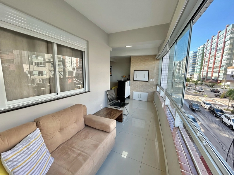 De frente para avenida, com vista para o mar e serra.: 1ª foto da galeria de imagens do imóvel