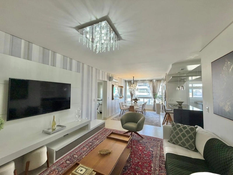 FINAMENTE MOBILIADO E DECORADO, DE FRENTE  PARA AVENIDA, NO NAVEGANTES