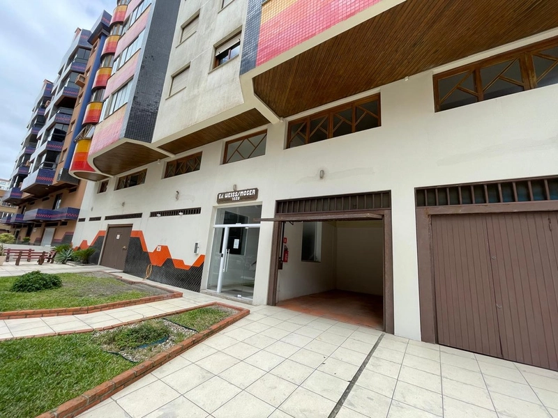 Apartamento poucos metros do mar junto a Praça