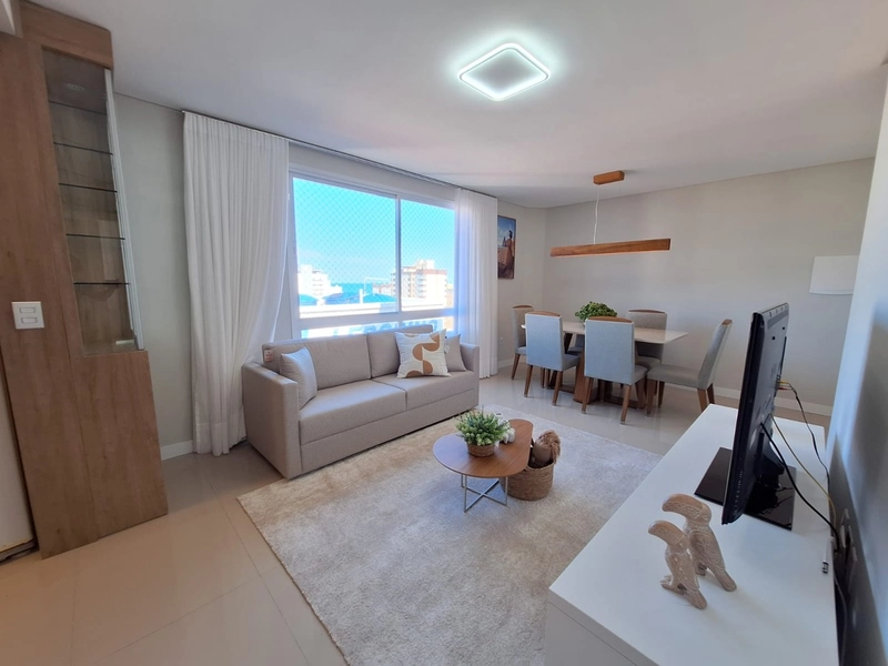 Junto à Praça da Flávio Boianoviski com vista para o mar !!!