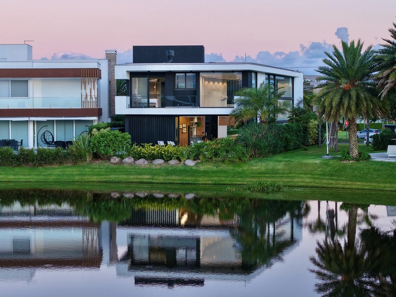 Sobrado de luxo, Beira Lago no Condomínio Enseada Lagos de Xangri-Lá!