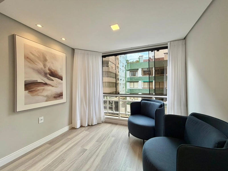 Apartamento de frente ao lado da Praça Flávio Boianoviski !!!