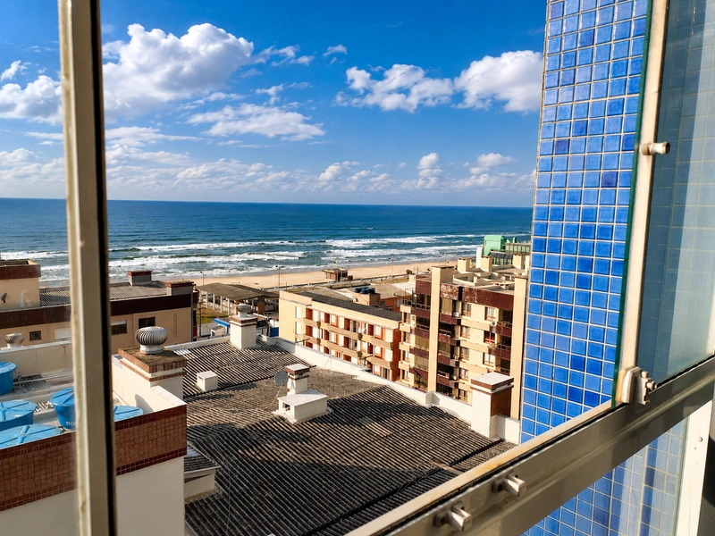 APARTAMENTO MOBILIADO COM VISTA E ÓTIMO CUSTO-BENEFÍCIO A UMA QUADRA D