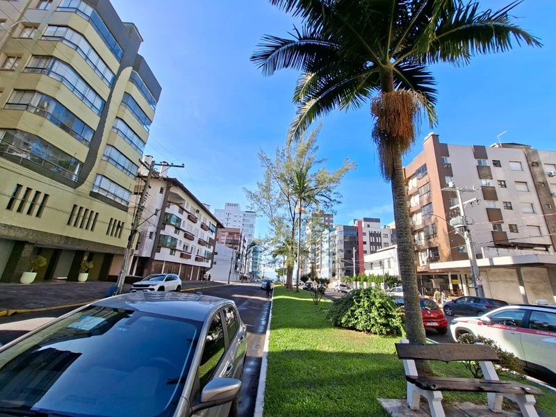 No centro da cidade, sacada com churrasqueira com vista !!!