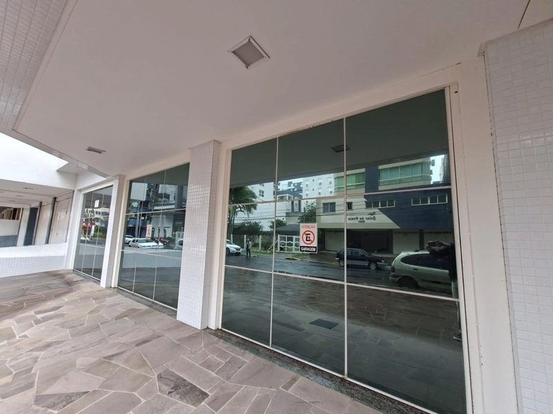 Amplo apartamento no centro da cidade, vista liberada: 2ª foto da galeria de imagens do imóvel