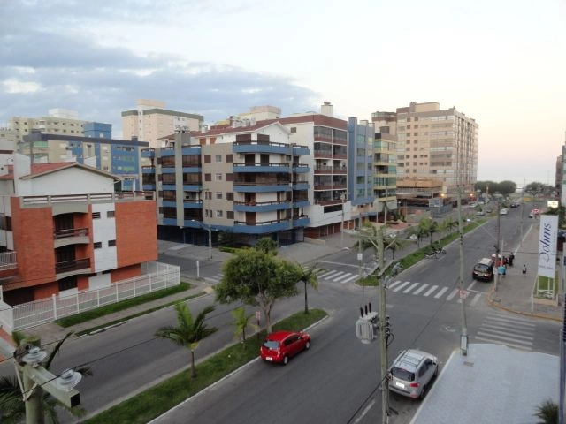 De frente para avenida com vista para o Mar de Capão da Canoa: 1ª foto da galeria de imagens do imóvel
