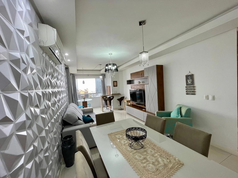 CENTRO, DE FRENTE COM SACADA, AMPLO 2 DORMT. MOBILIADO E DECORADO: 1ª foto da galeria de imagens do imóvel