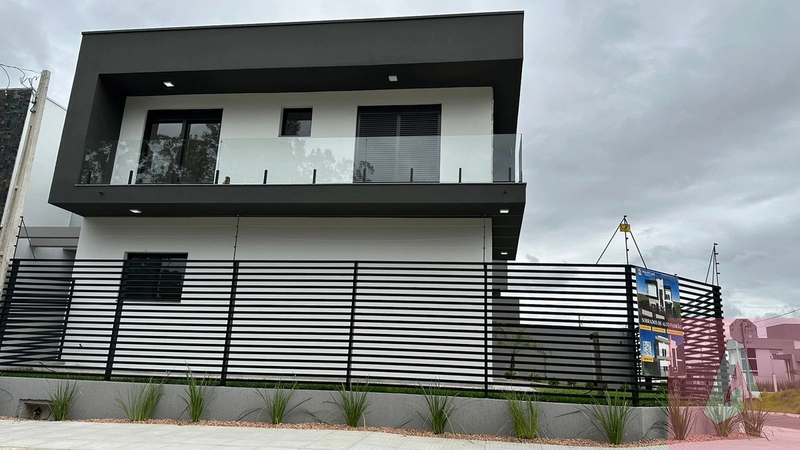 Sobrado de esquina com excelente padrão construtivo: 2ª foto da galeria de imagens do imóvel