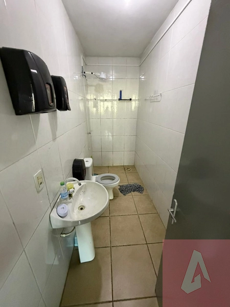 Casa com prédio nos fundos: 13ª foto da galeria de imagens do imóvel