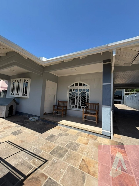 Casa com prédio nos fundos: 3ª foto da galeria de imagens do imóvel