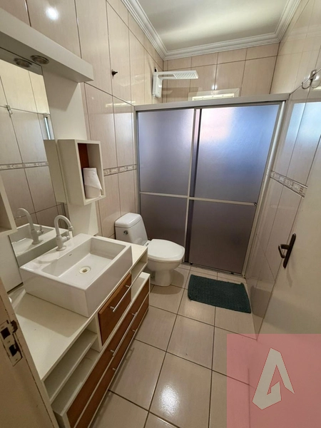 Casa com prédio nos fundos: 6ª foto da galeria de imagens do imóvel