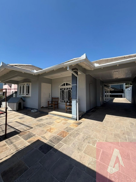 Casa com prédio nos fundos: 4ª foto da galeria de imagens do imóvel