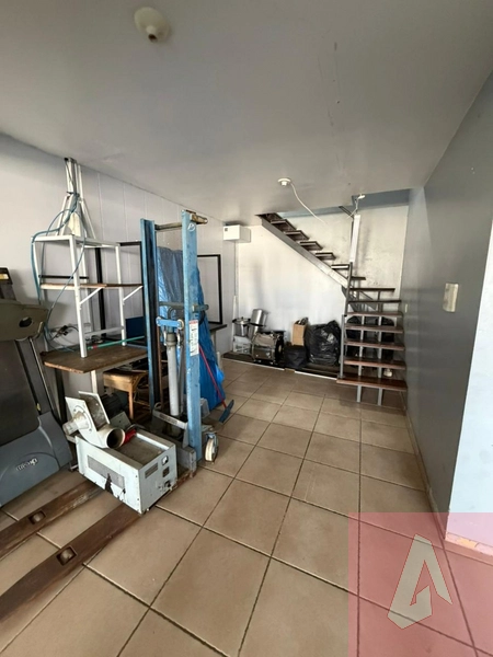 Casa com prédio nos fundos: 24ª foto da galeria de imagens do imóvel