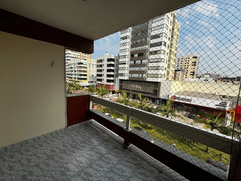 Apartamento com sacada separada de frente para avenida Ruda: 1ª foto da galeria de imagens do imóvel
