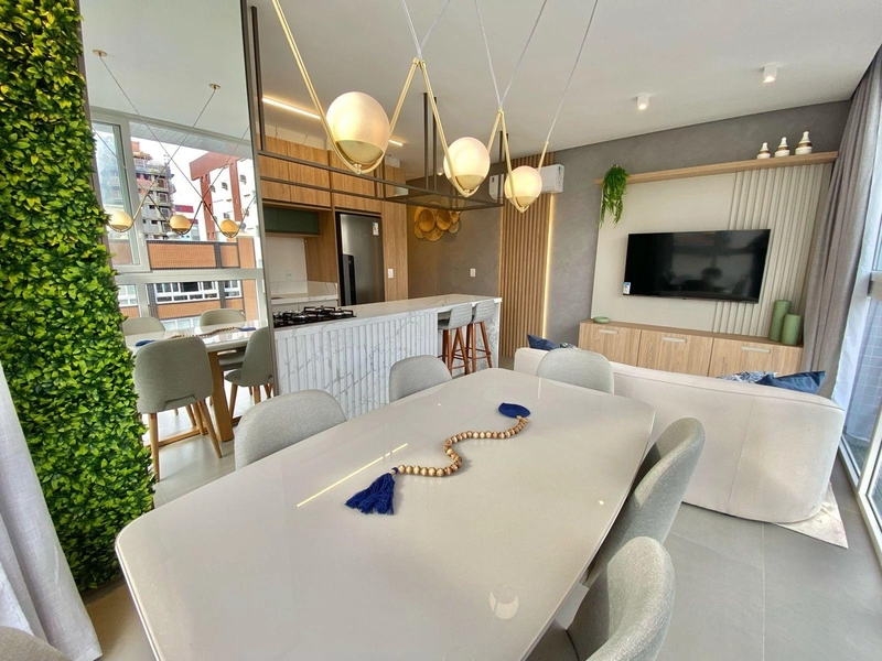 Excelente apartamento de três dormitórios a uma quadra do mar: 2ª foto da galeria de imagens do imóvel
