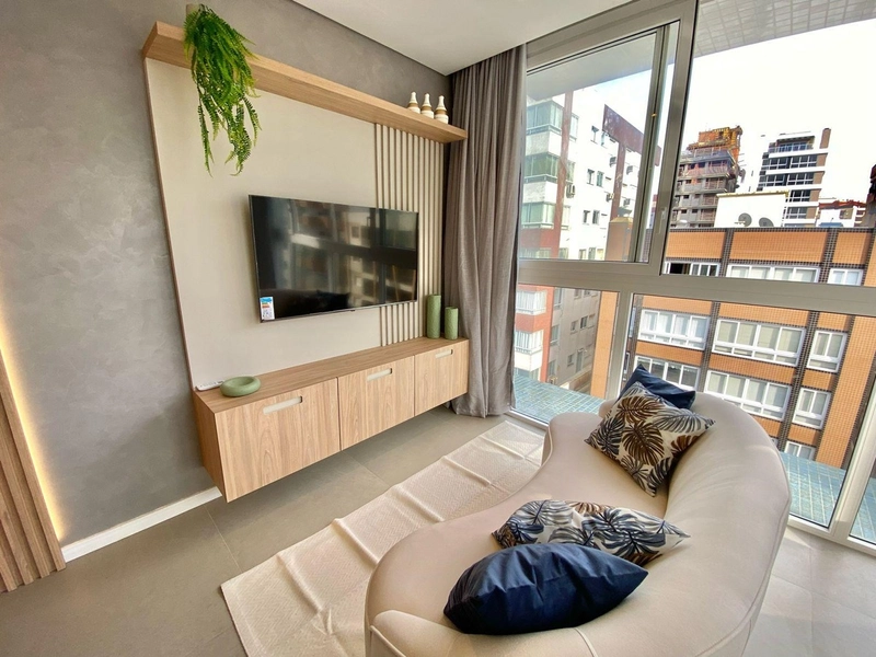Excelente apartamento de três dormitórios a uma quadra do mar: 1ª foto da galeria de imagens do imóvel