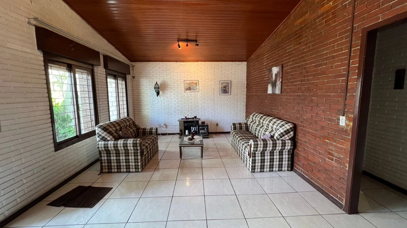 Casa 4 Dormitórios com Garagem: 13ª foto da galeria de imagens do imóvel