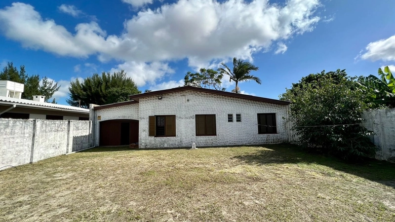 Casa 4 Dormitórios com Garagem: 3ª foto da galeria de imagens do imóvel