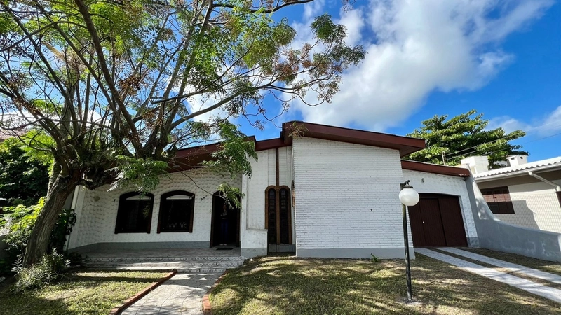 Casa 4 Dormitórios com Garagem: 1ª foto da galeria de imagens do imóvel