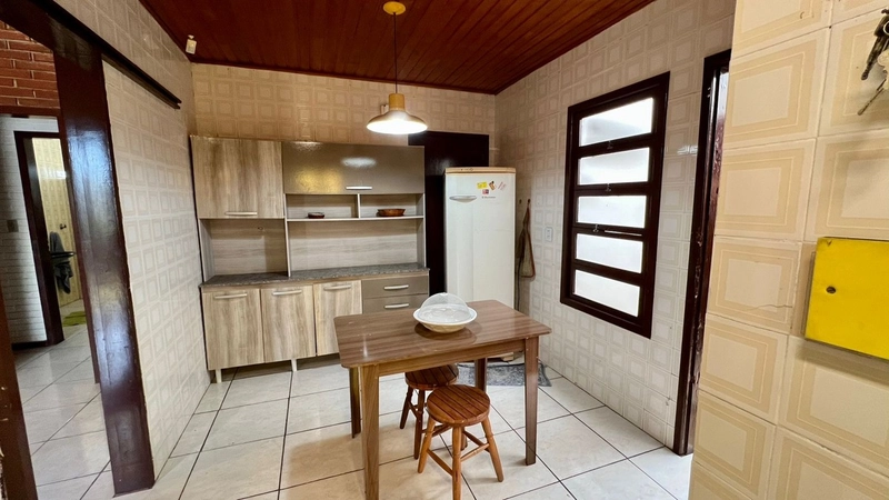 Casa 4 Dormitórios com Garagem: 9ª foto da galeria de imagens do imóvel