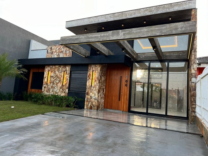 Excelente casa três quartos padrão classe A, na Zona Nova: 1ª foto da galeria de imagens do imóvel