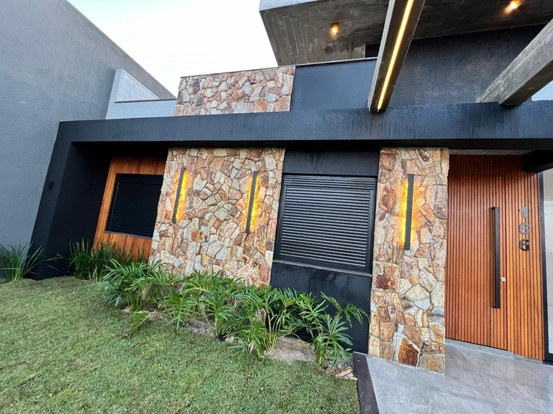 Excelente casa três quartos padrão classe A, na Zona Nova: 2ª foto da galeria de imagens do imóvel