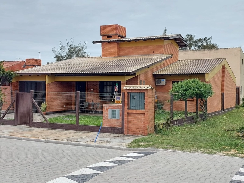 Linda casa próximo ao mar com 4 dormitórios: 1ª foto da galeria de imagens do imóvel