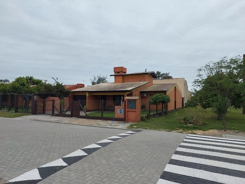 Linda casa próximo ao mar com 4 dormitórios: 2ª foto da galeria de imagens do imóvel