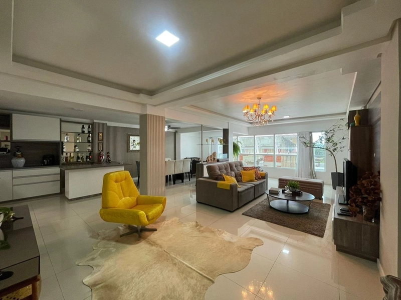 Apartamento espaçoso, 1 quadra do mar!: 1ª foto da galeria de imagens do imóvel