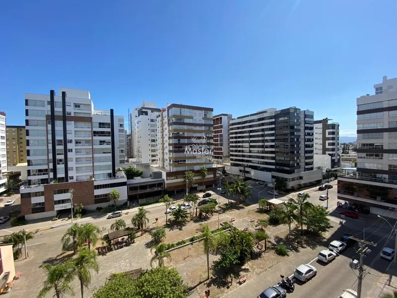 Sacada de frente e com vista para Praça Tiarajú em Capão da Canoa.: 1ª foto da galeria de imagens do imóvel