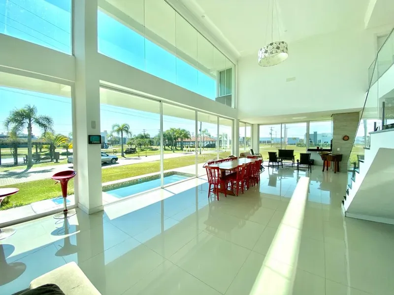 Lindo sobrado em frente a área verde, ao lado do clube!: 1ª foto da galeria de imagens do imóvel