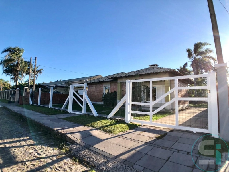 Inédita Casa com Dois Terrenos em Atlântida!