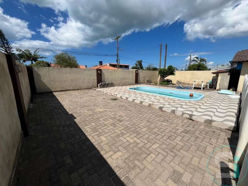 Casa com piscina no jardim beira mar