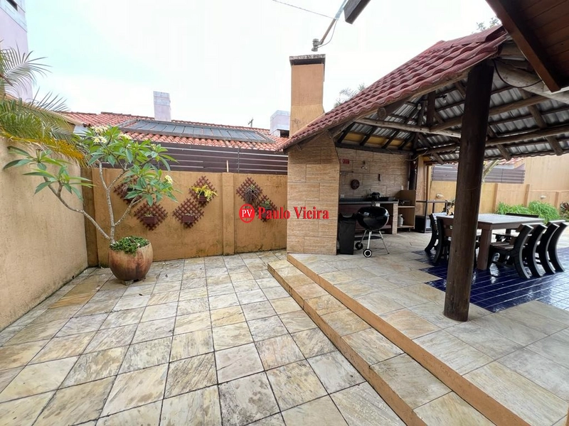 Casa com 4 dormitórios e piscina em Atlântida: 3ª foto da galeria de imagens do imóvel